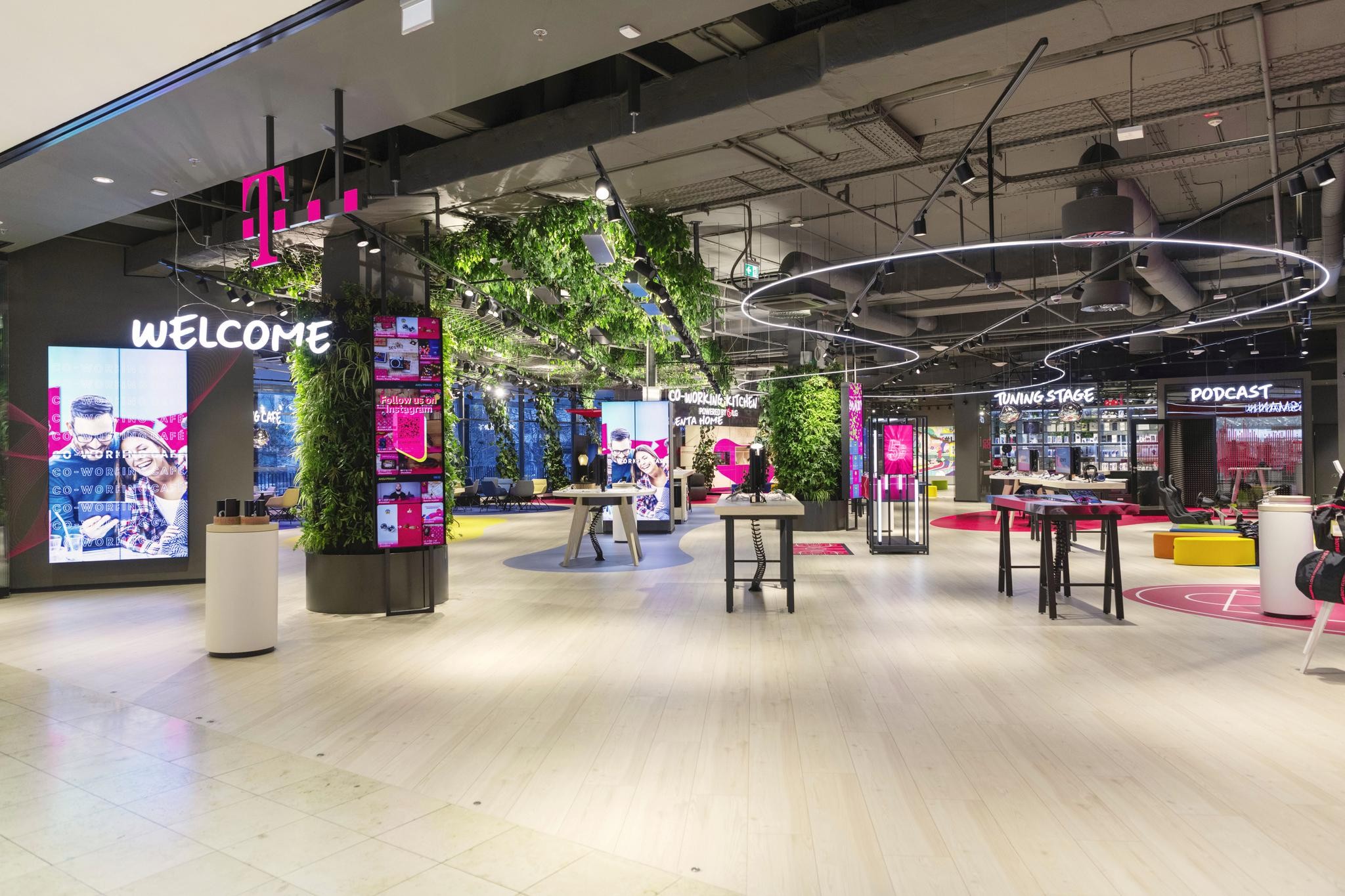 THE MAGENTA EXPERIENCE CENTER