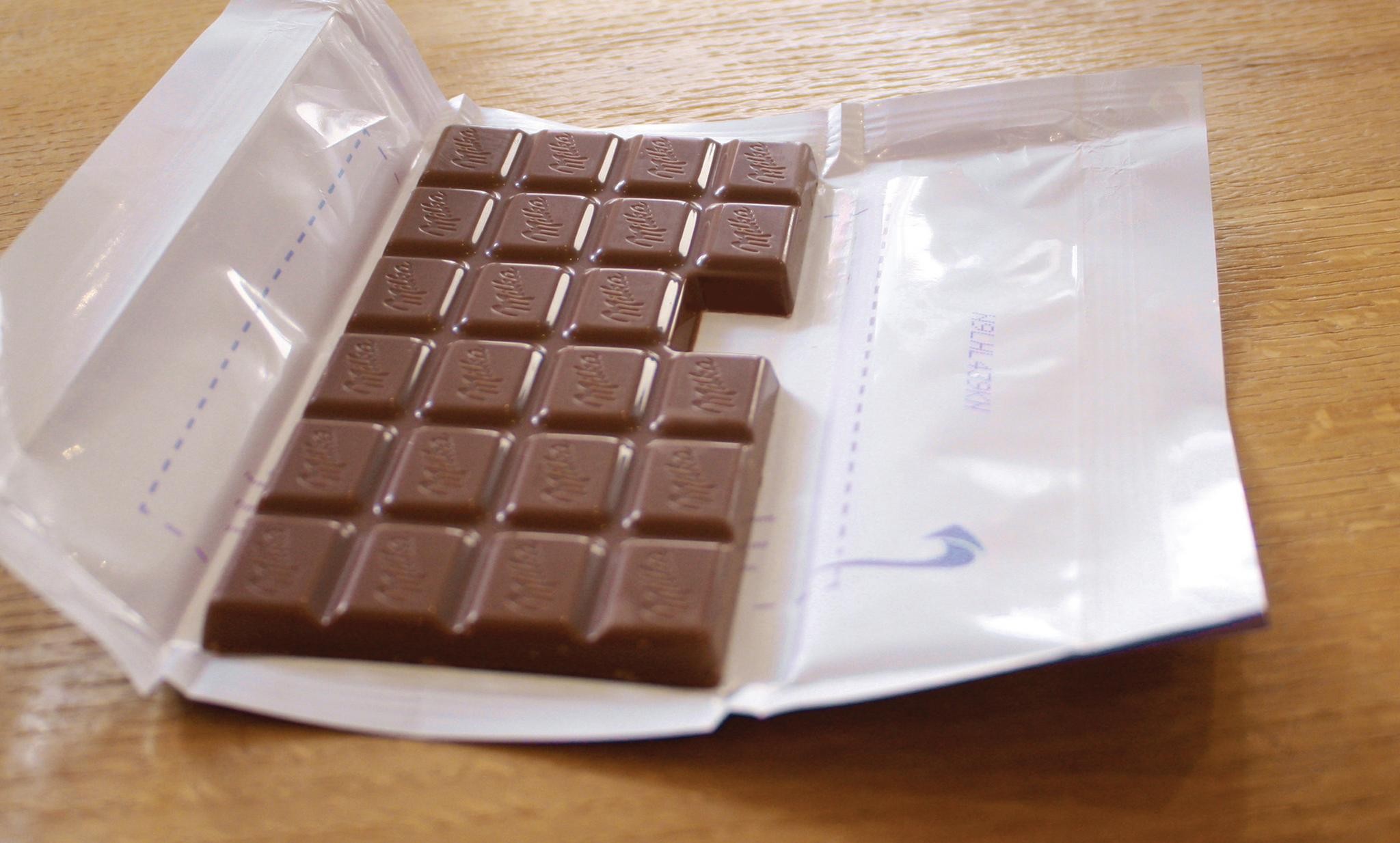 Сколько долек в милке. Плитка шоколада Милка. Шоколадная плитка. Шоколад квадратиками. Плитка шоколада в упаковке.