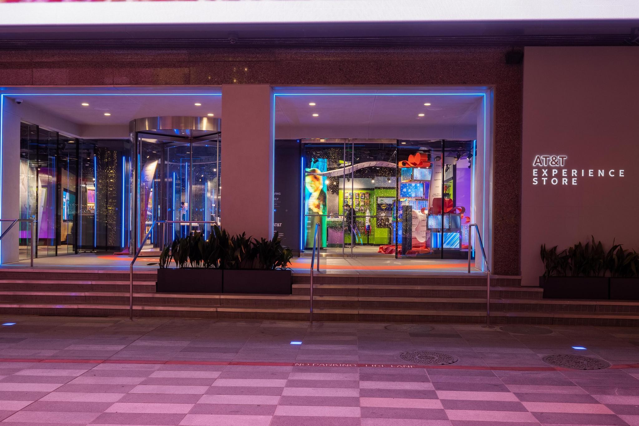 THE AT&T EXPERIENCE STORE | Entry | THE WORK